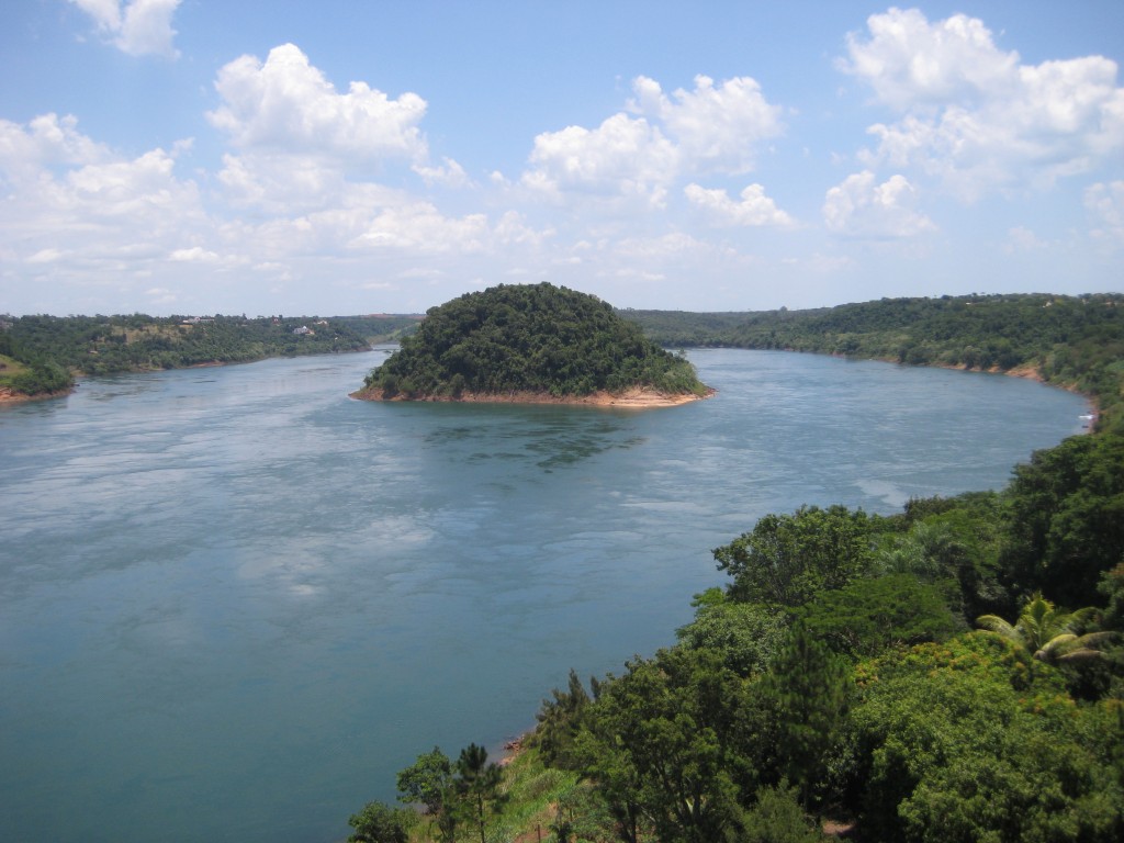 Río Paraná between Paraguay and Brazil